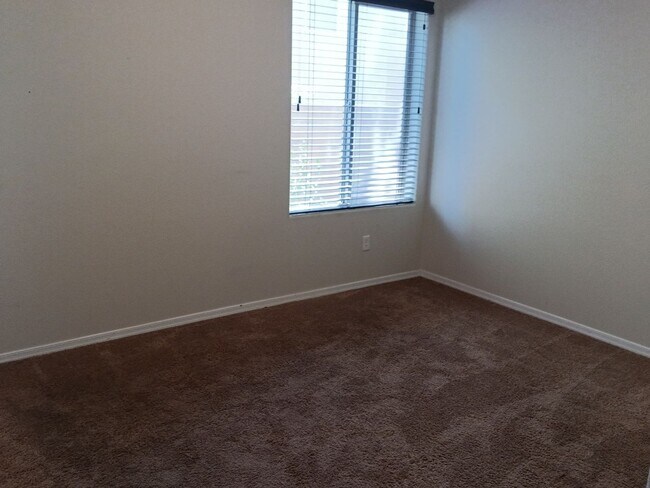 Building Photo - 4 Bedroom, 3 Bathroom! Lovely Home!