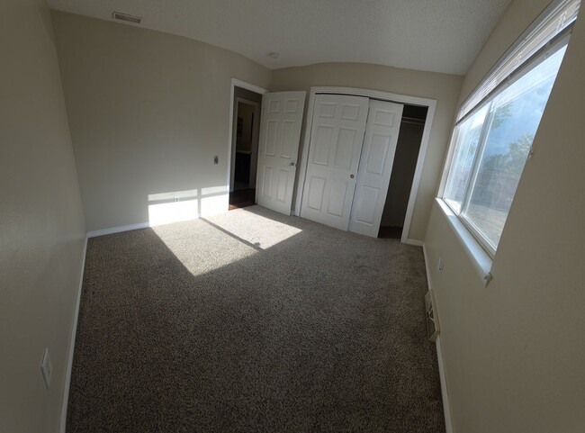 Building Photo - Spacious 4BR3BA House in Aurora