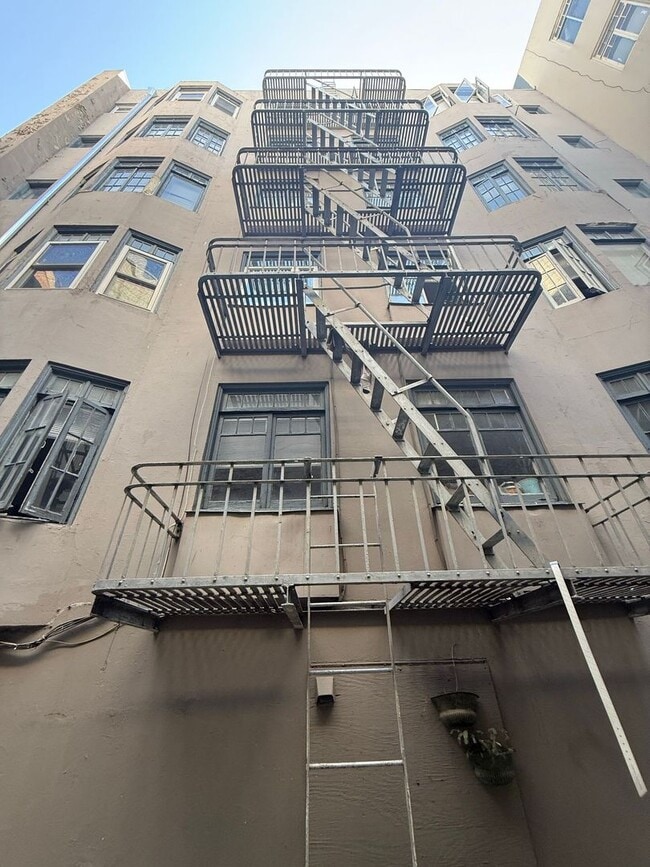 Building Photo - 315 Hyde St
