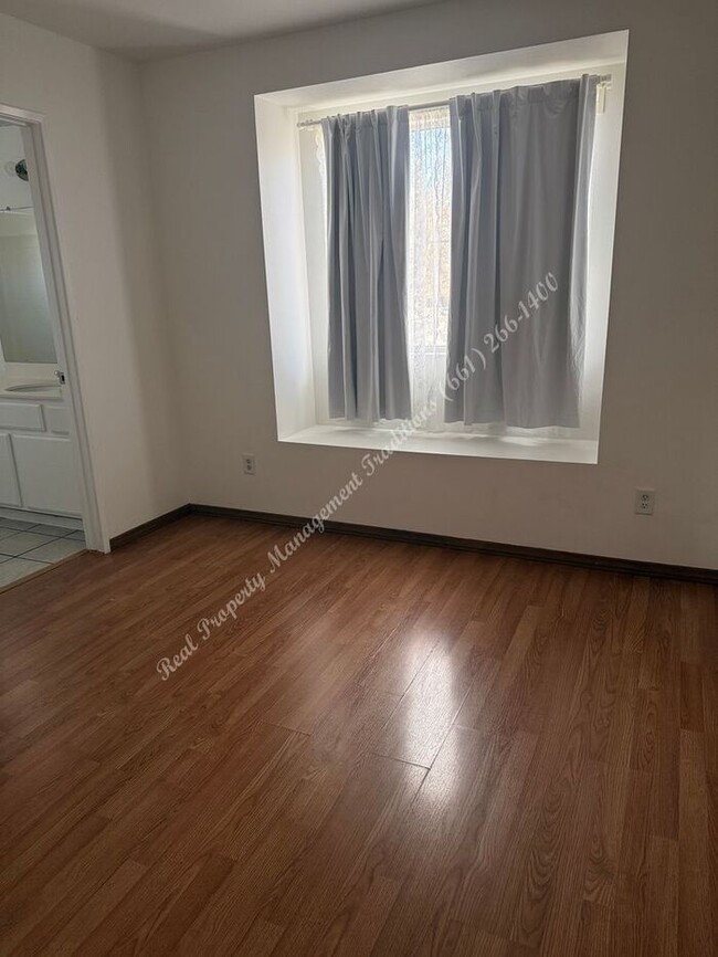 Building Photo - *** Please call us @ 661-266-1400 for information on availability, showings and applications proc...