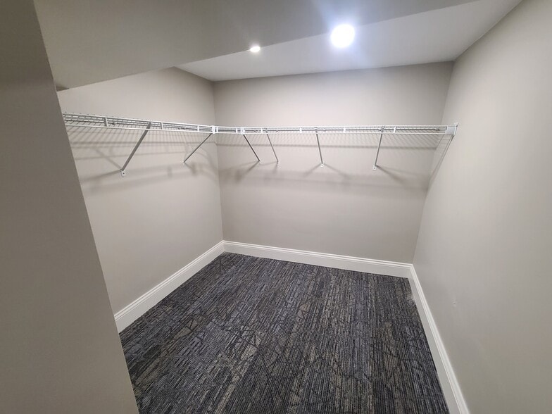 Building Photo - 77 Harbor View Ave