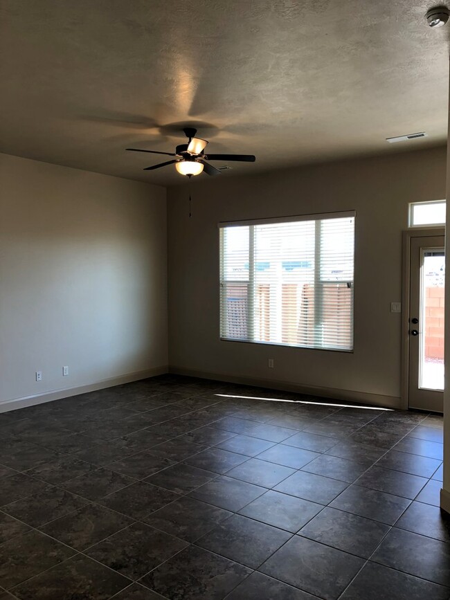Building Photo - Townhome in Hurricane