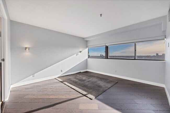 Building Photo - 100 Park Ave W