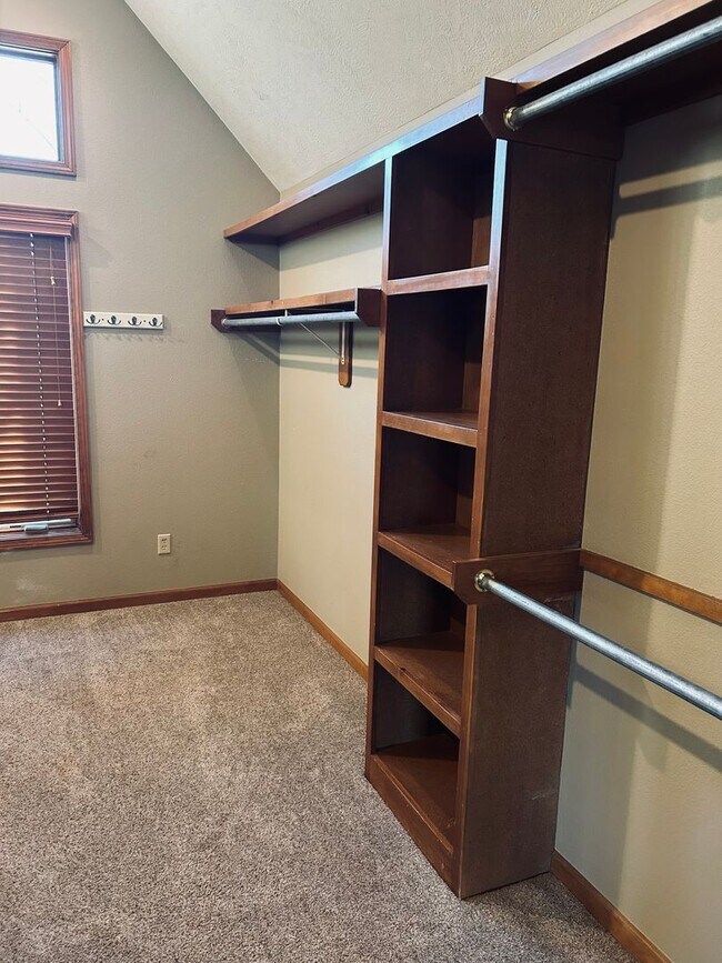 Building Photo - Gorgeous Home Located on Rivercut Golf Cou...