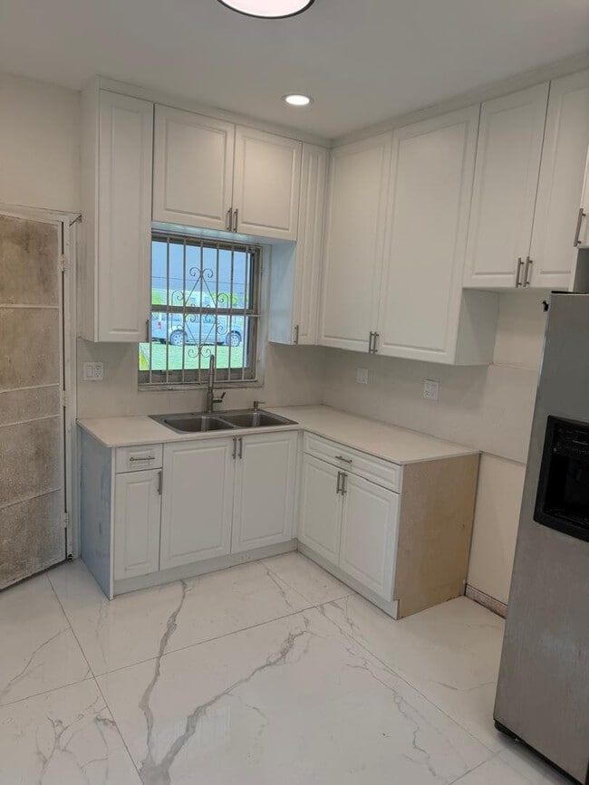 Building Photo - 6410 NW Miami Ct