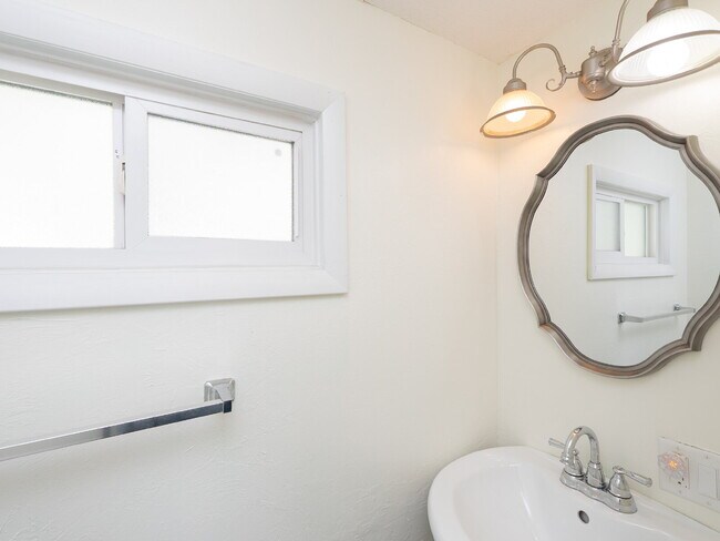 Building Photo - "Charming 2-Bed Furnished Annual Retreat in Venice, FL – Your Cozy Home Awaits!"