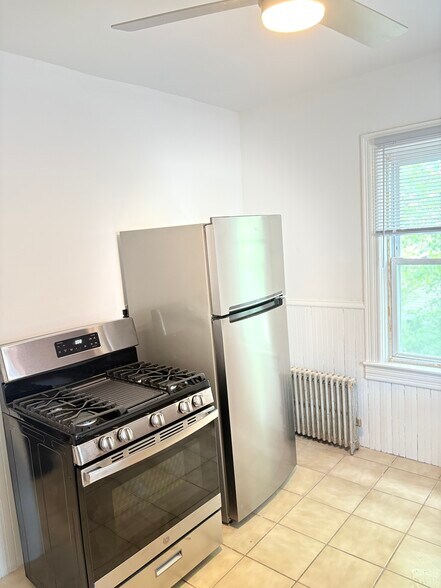 Building Photo - 71 Ayrault St