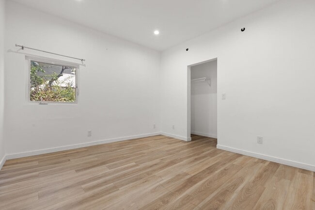Building Photo - 3 Bedroom, 2 Bathroom apartment in a prime...