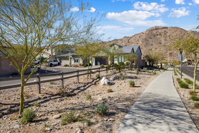 Building Photo - 21387 W Meadowbrook Ave