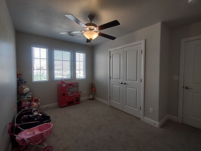 Building Photo - 527 N 550 W