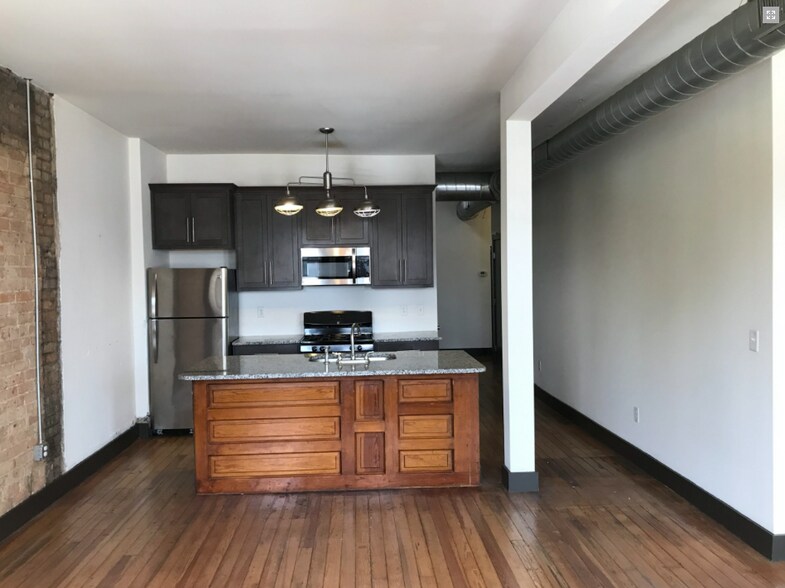 Building Photo - 2611 Short Vine St
