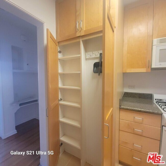 Building Photo - 304 S Reeves Dr