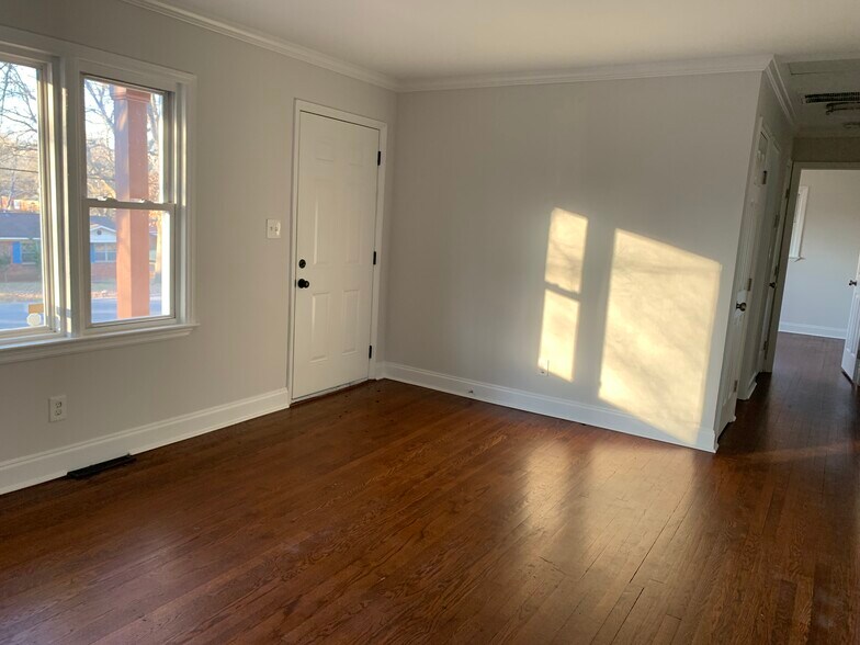 Front door/living area - 3733 Blandwood Dr