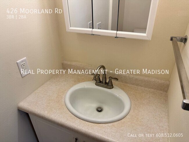 Building Photo - 3 bedroom duplex on Madison's south side w...