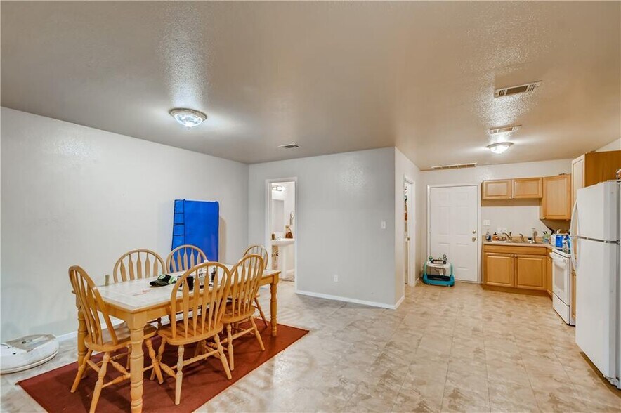 Building Photo - 112 E Davilla St