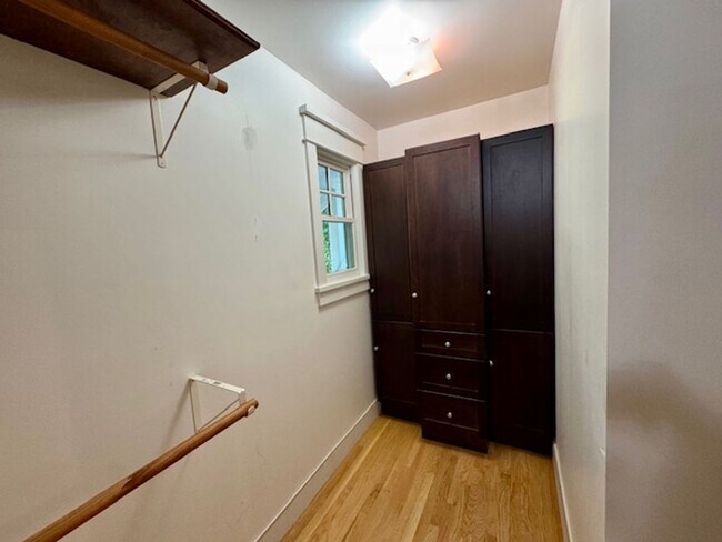 Building Photo - Gorgeous 5 bedroom, 4.5 bath, Westside Dan...