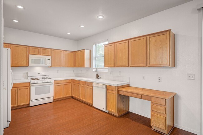 Building Photo - Stunning 4 Bed 2.5 Bath!