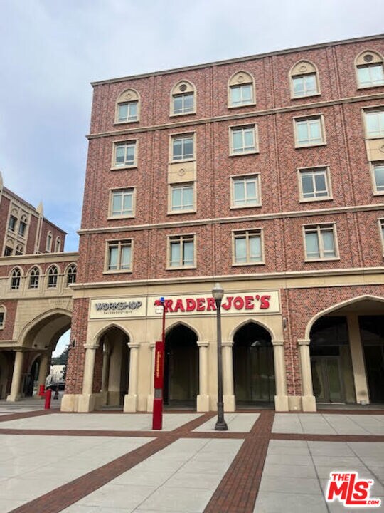 Building Photo - 1100 S Hope St