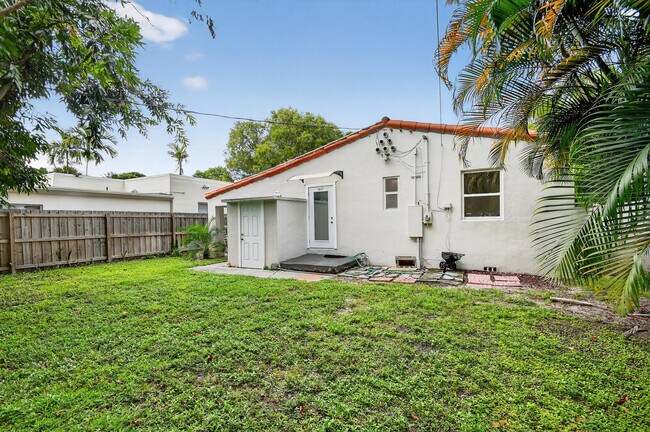 Building Photo - 2817 Poinsettia Ave