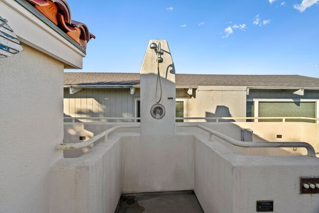 Building Photo - Stunning Home | Coastal Living | Ocean Views