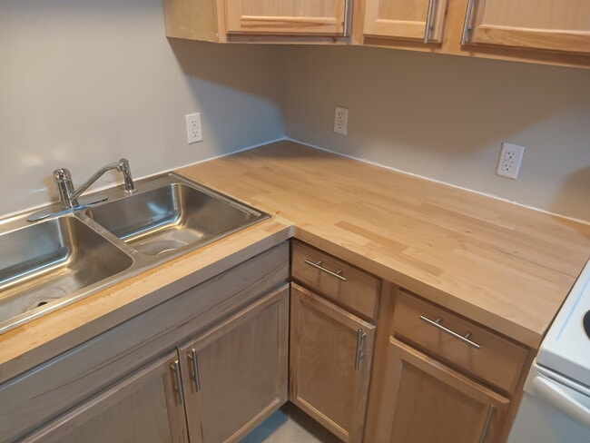 Building Photo - 7860 Glenorchard Dr