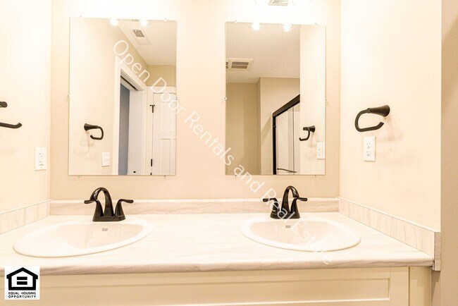 Building Photo - 10545 Old Leo Rd