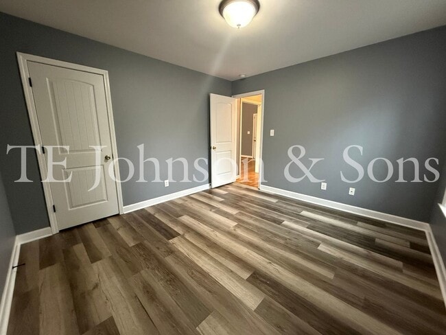 Building Photo - Charming 3 Bedroom Home with Modern Finishes on Dellwood