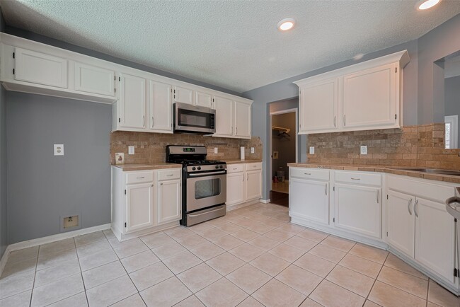 Building Photo - 9911 Villa Verde Dr