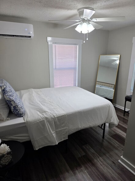 Building Photo - 128 Forest St