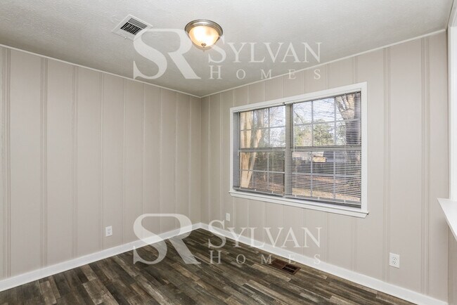 Building Photo - This 3 bedroom, 2 bathroom home on approxi...