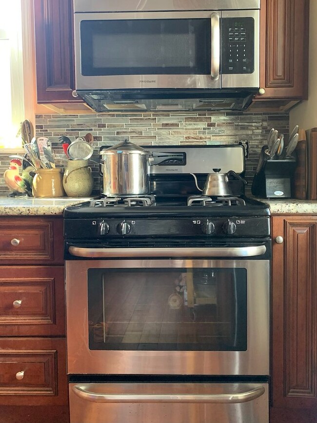 Building Photo - 2 Bedroom, 1 Bath Townhome in trendy Bloomfield.  Convenient!