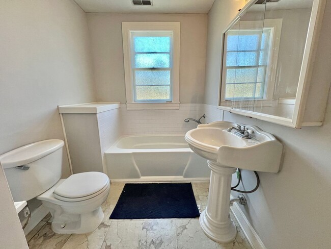 Building Photo - 2 Bed, 2 Bath Single Level Home Near Downt...