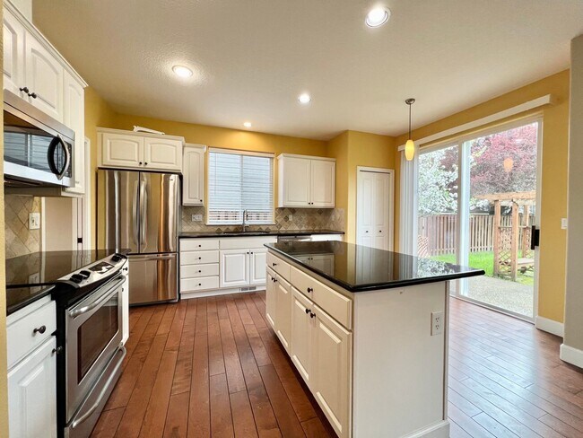 Building Photo - Spacious 4 Bed, 2.5 Bath House!