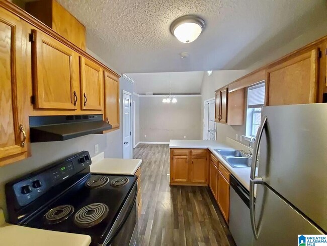 Building Photo - 620 15th Ave NW