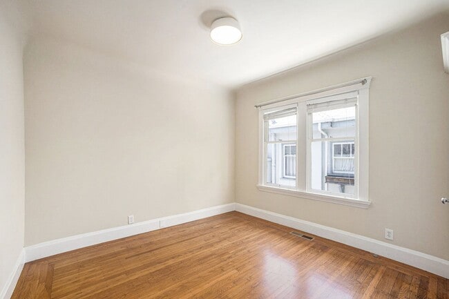 Building Photo - 731 Taylor Ave