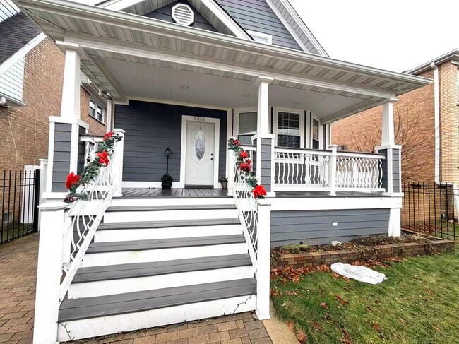 Building Photo - 5351 W Foster Ave