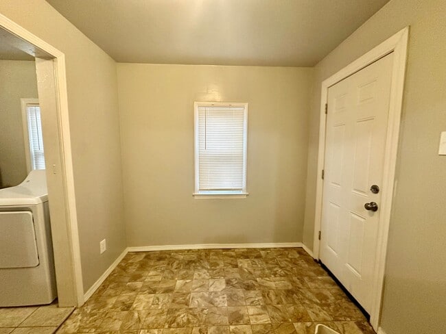 Building Photo - Charming 3-Bedroom Bungalow in Warren $1200 a month