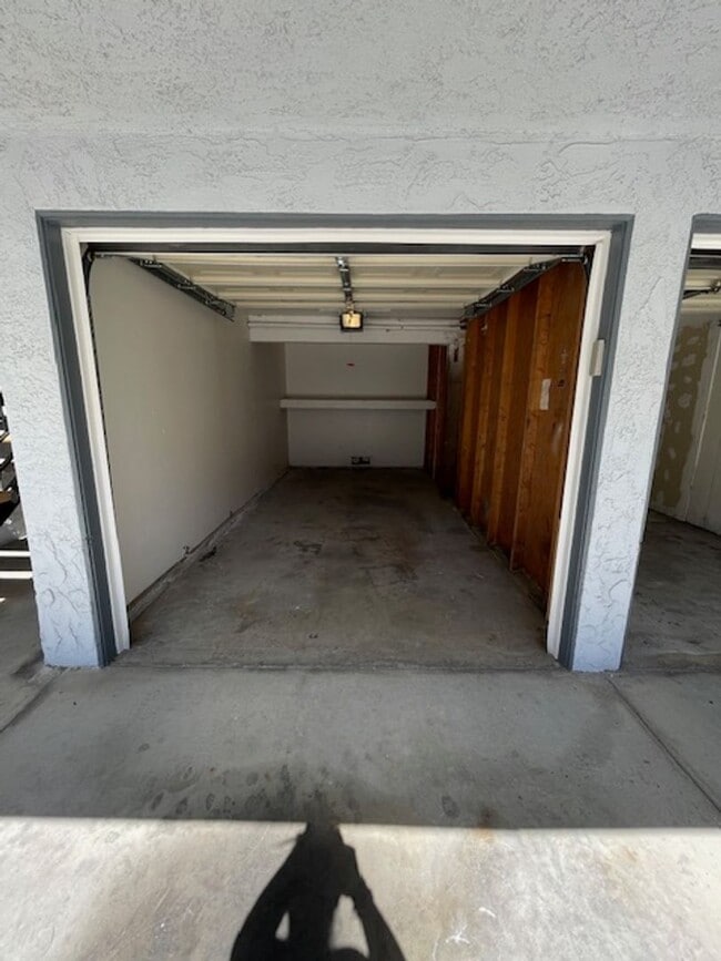 Building Photo - Spacious 2 Bedroom Unit in Huntington Beach