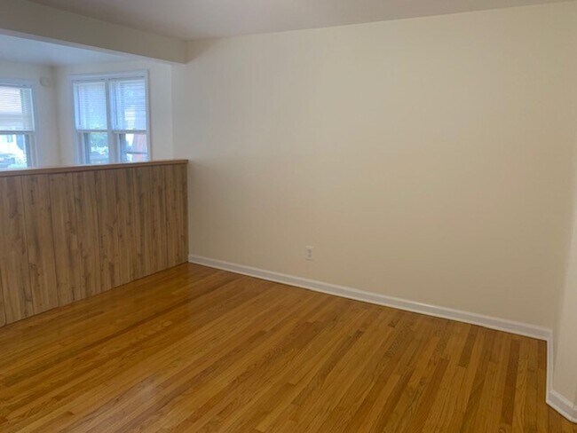 Building Photo - Beautiful 3 bed 1.5 Bath Single Family Home For Rent