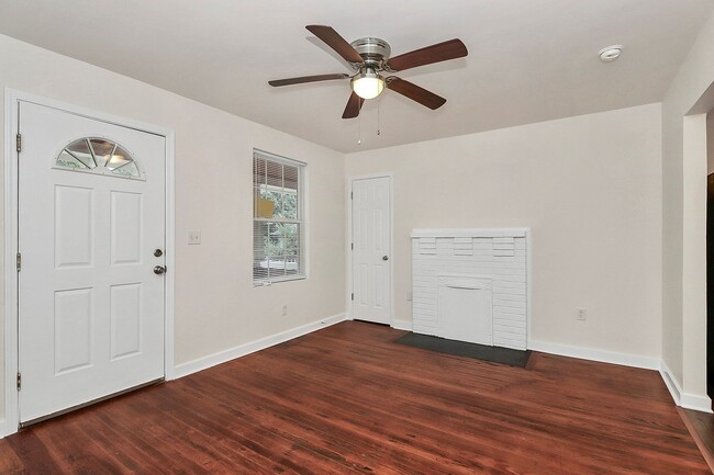 Building Photo - Rent Special on Affordable Duplex in Ender...