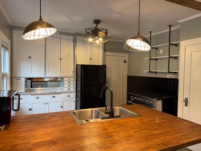 Primary Photo - 1817 Englewood Ave