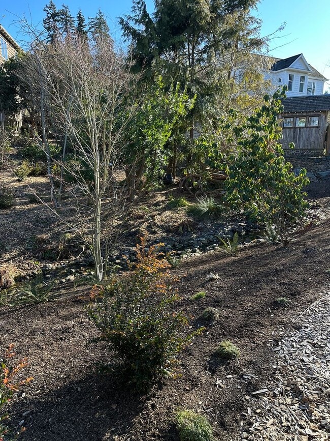 Building Photo - 2 bedroom 1 bath daylight basement unit in the heart of Edmonds