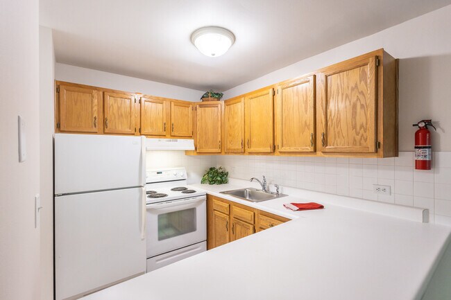 Building Photo - 5820 Oakwood Dr