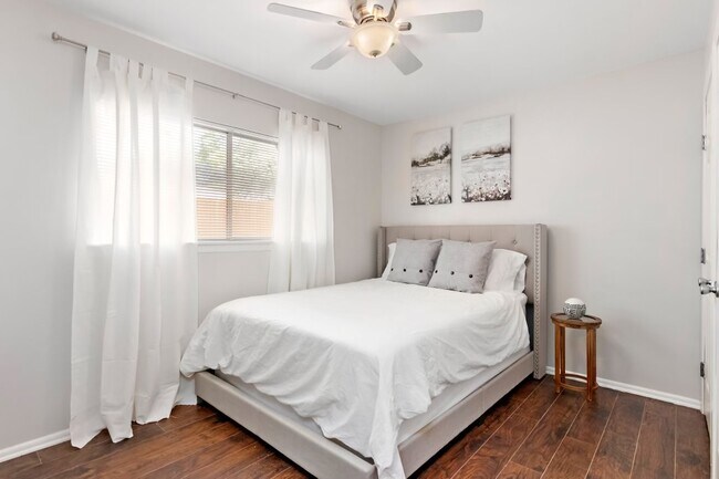 Building Photo - 10904 Putman Farm St