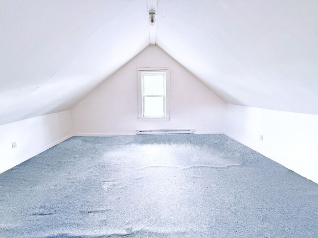 Building Photo - 3 BED 1 BATH BEAUTIFUL SINGLE FAMILY HOME