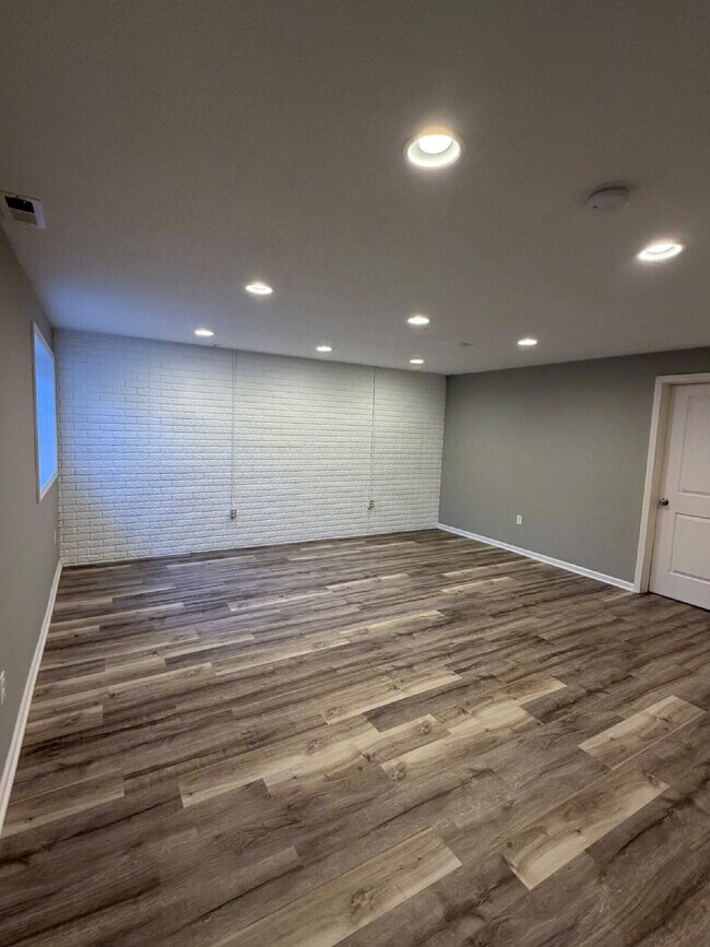 Building Photo - Charming 3-Bed 2.5-Bath Townhouse with Granite Finishes Near Jordan Creek Town Center