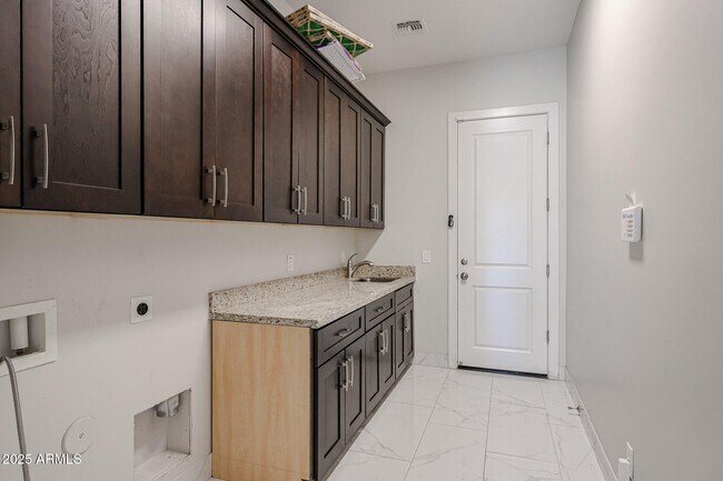 Building Photo - 6327 E Dixileta Dr