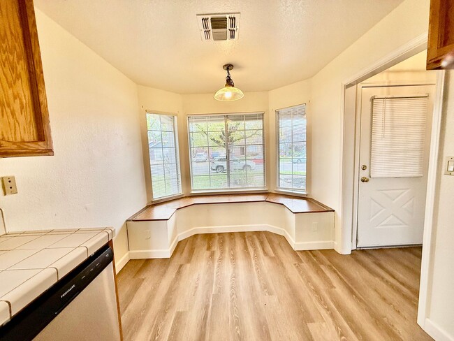 Building Photo - Nice home available immediately