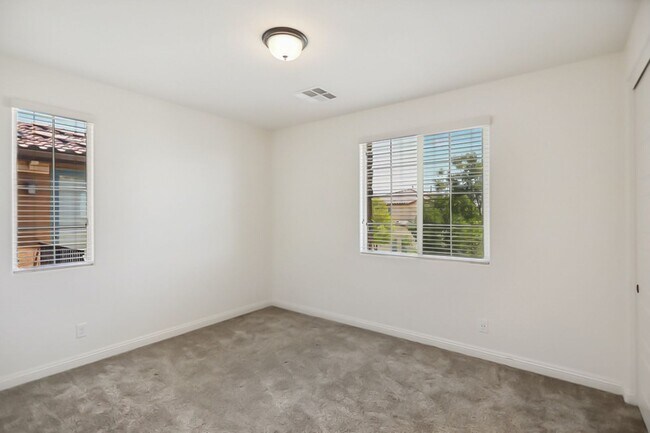 Building Photo - Stunning 5 Bed, 4 Full Baths And 2 Half Ba...