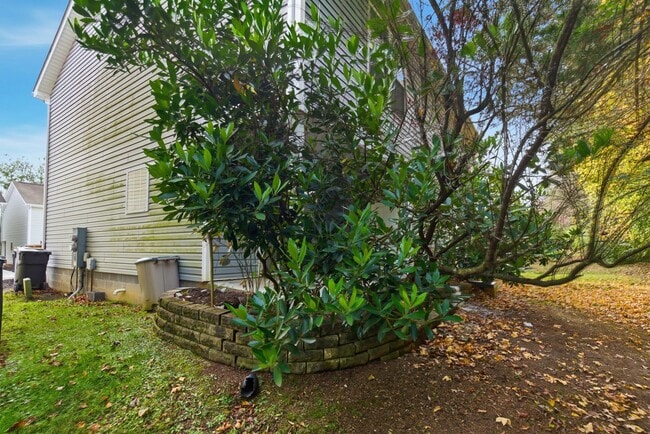 Building Photo - Knoxville 37912 - 2 bedroom 1.5 bath condo - call Jean Chung 865-386-1022